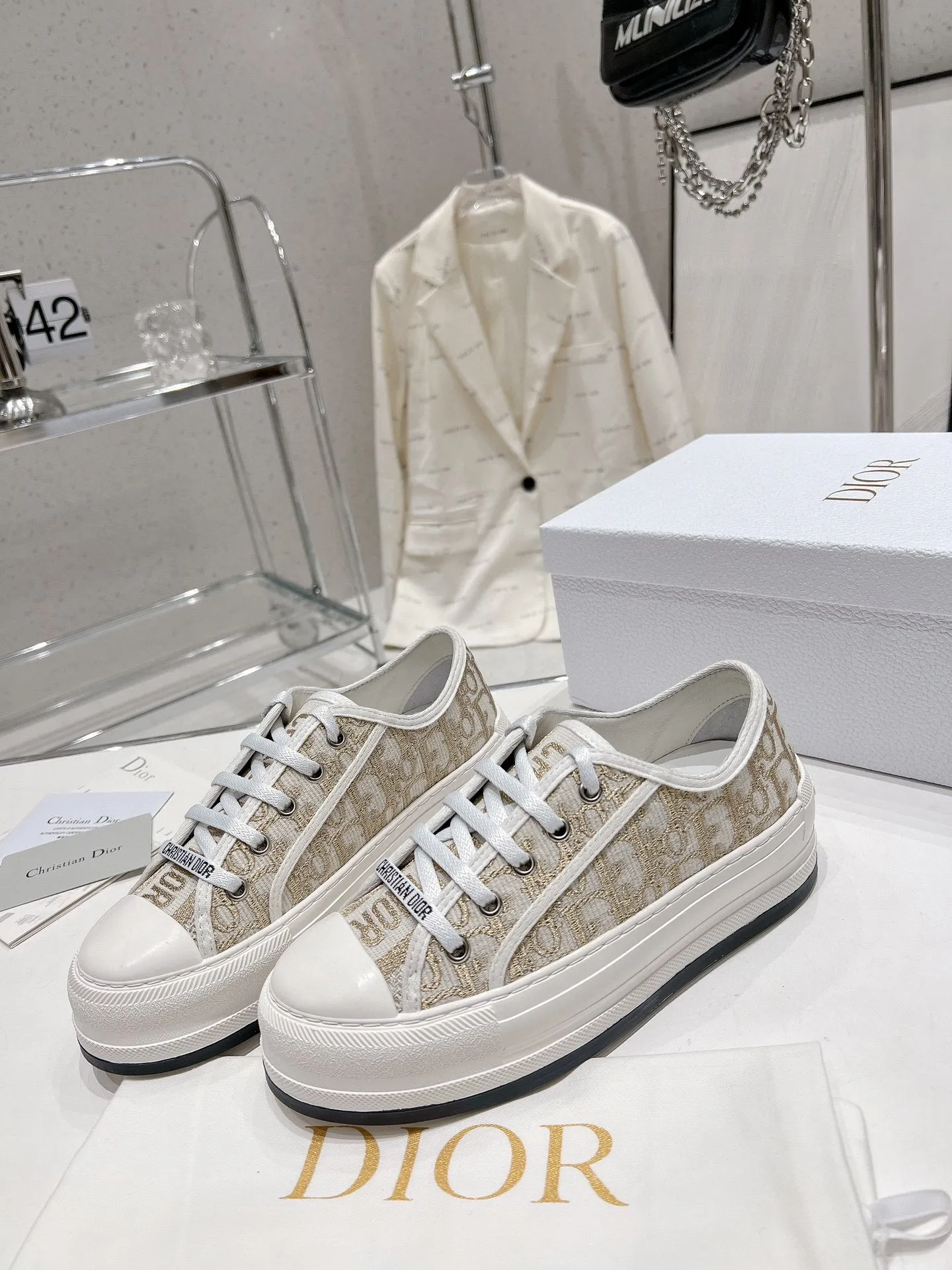 👟👟Ex-factory price P520👟👟 Dior Series Dior Dior 2024 Walk'n Series Presbyopia Embroidery Thick-soled Canvas Shoes Casual Sports Shoes Original Purchase Development Production This Walk'n'Dior thick-soled sneaker is a fashionable item that enhances the style of this series. Oblique printed cotton embroidered upper with comfortable platform sole, tongue and Christian Dior Paris signature laces. Can add fashionable temperament to all kinds of casual looks ▪️Fabric: Original customized imported Oblique printed embroidery ▪️Lining: Imported soft sheepskin lining ▪️Outsole: Original exclusive molded TPU material ▪️Sole thickness: 4.5CM ▪️Size: Women's 35-40
